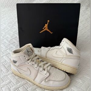 Nike Air Jordan 1 Mid Activewear Sneakers White Size 7Y Unisex Lady 8.5